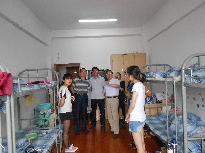 院领导们视察实习生宿舍，了解同学们的住宿及实习情况